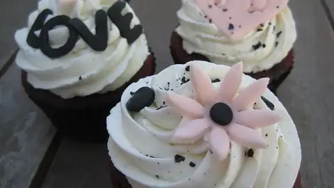 Cupcakes with fondant flowers
